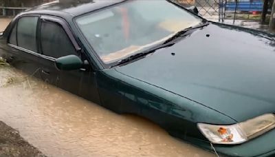 蘭嶼雷雨野溪暴漲！湍急泥流淹馬路 遊客涉水險被沖走