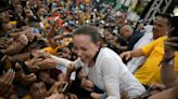 Opositora Machado lleva campaña a golpeada capital petrolera de Venezuela