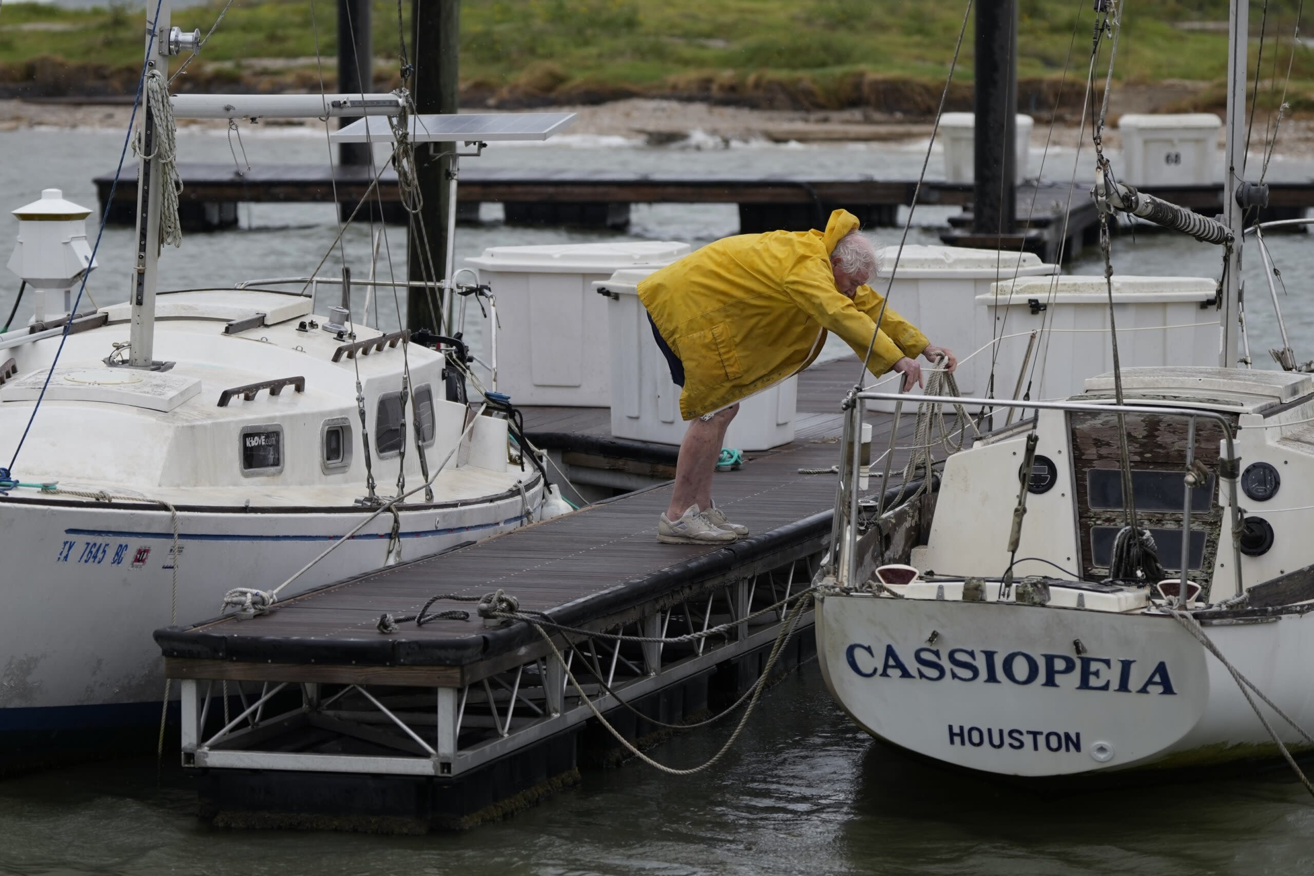 Beryl regains hurricane strength as it bears down on southern Texas - WTOP News