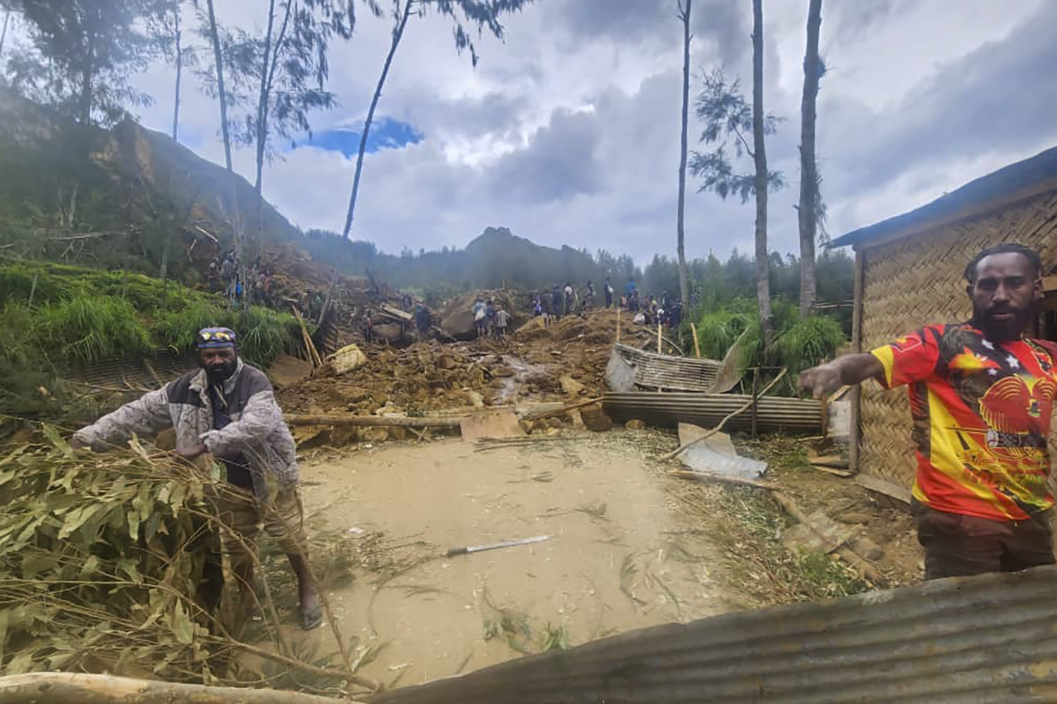 Over 670 people died in a massive Papua New Guinea landslide, UN estimates, as survivors seek safety
