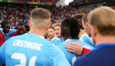 Escena surrealista de Kevin De Bruyne con Bélgica: ordena a sus compañeros que no vayan a saludar a los aficionados belgas