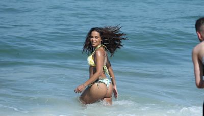 Anitta curte praia no Rio e posa com biquini diferentão | Celebridades | O Dia