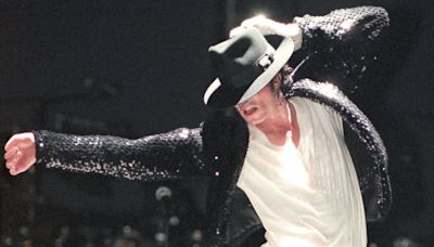 Lendária jaqueta usada por Michael Jackson em 'Billie Jean' vai a leilão