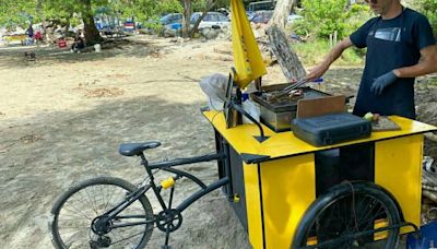 La historia del argentino que vende choripanes en una playa paradisíaca del país más feliz de América Latina