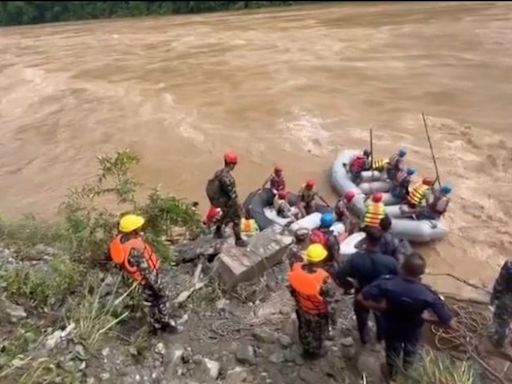 Mais de 60 estão desaparecidos após deslizamento de terra arrastar ônibus no Nepal; vídeos