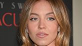 Sydney Sweeney ose la petite robe noire dans une version aux découpes suggestives