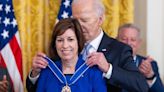 Biden entrega 19 medallas de la Libertad, entre ellas a la astronauta hispana Ellen Ochoa