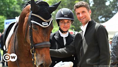 German footballer Thomas Müller's horse wins Olympic gold – DW – 08/07/2024