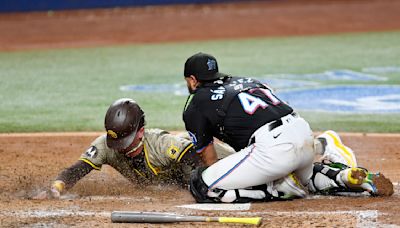 Guerrero extends hitting streak to 21 games, Berríos strikes out 8 as Blue Jays beat Athletics 3-1