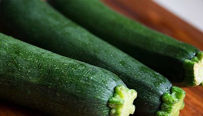 Spaghetti de courgettes à la sauce au yaourt grec : la recette sans cuisson légère parfaite pour l’été