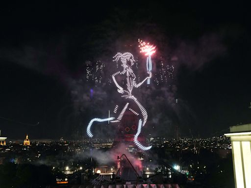 14-Juillet : à la Tour Eiffel, revivez le feu d’artifice olympique et ses 1 000 drones lumineux