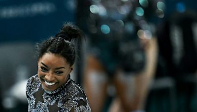 Simone Biles brilla en su debut en París-2024, a pesar de una molestia física