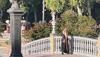 Una mujer se desnuda en la Plaza de España de Sevilla