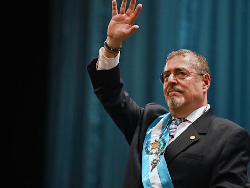 "Durmiendo con el enemigo": Arévalo cumple 100 días como presidente de Guatemala