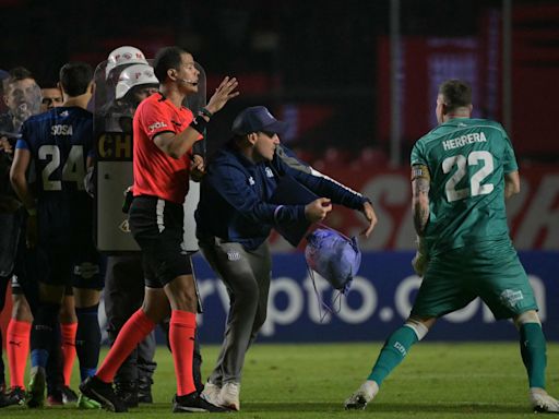 Talleres vivó un escándalo en Brasil, por la Copa Libertadores: empujones con la policía y una derrota que salió cara
