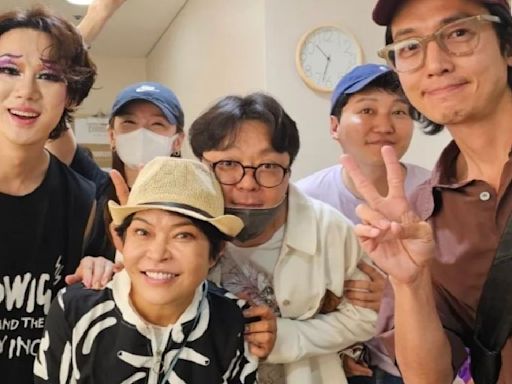 Hospital Playlist family: Jung Kyung Ho, Jeon Mi Do, Kim Dae Myung and director Shin Won Ho cheer Yoo Yeon Seok's play Hedwig