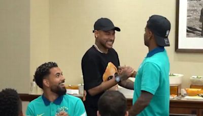 Neymar visitó la concentración de Brasil, antes del cruce con Costa Rica por Copa América