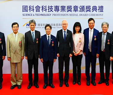 謝志偉、吳志中等科技外交有成 獲頒科技專業獎章