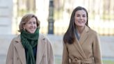 Comodidad y elegancia para la reina Letizia con el abrigo batín que marca cintura y nuevos tacones bajos