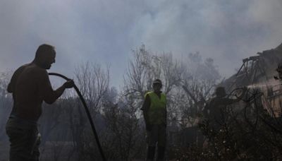 Grecia lucha por controlar incendios en todo el país