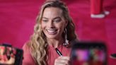 Margot Robbie en firma de autógrafos hace lenguaje de señas