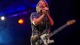 Eddie Vedder presentó el nuevo álbum de Pearl Jam con un tributo a la música