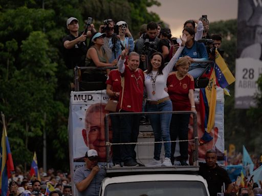 Nicolás Maduro y Edmundo González inician la campaña presidencial con puestas en escena opuestas