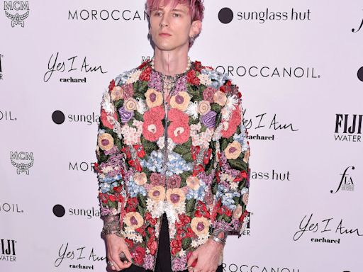 Machine Gun Kelly ha estado sobrio por casi un año