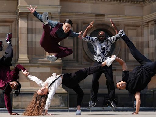 Performers take to streets as power cuts hit Edinburgh Fringe