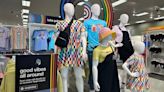 Target echa para atrás su colección con temática LGBTQ+ tras boicot y reacciones violentas - La Opinión