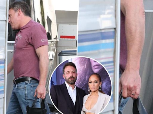 Ben Affleck seen with wedding ring on while on set for new movie amid Jennifer Lopez divorce rumors