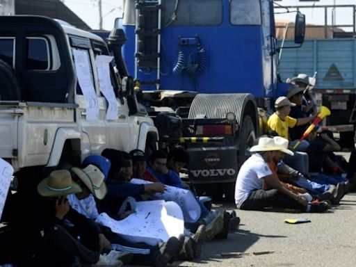 Bolívia enfrenta bloqueios por escassez de dólares, mas governo nega