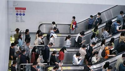 中國大陸網友建議電梯｢左行右立｣遭地鐵拒絕 多地因安全隱患已不提倡