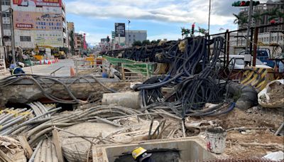 桃園區介壽路捷運綠線於道路中央施工 車輛改行駛道路二側