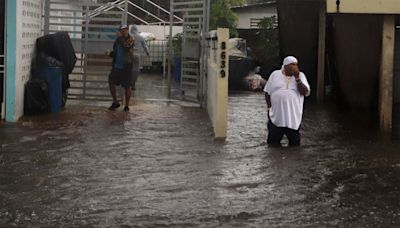 Decenas de personas refugiadas y vías clausuradas por las fuertes lluvias en Puerto Rico