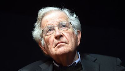 “No deberíamos buscar héroes, deberíamos buscar ideas”: Noam Chomsky en sus mejores frases - La Tercera