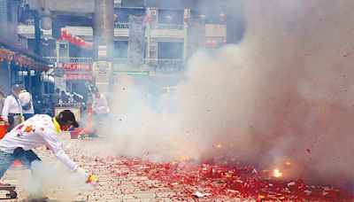 嘉市 城隍夜巡同框北港媽 機甲助攻