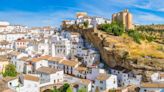 Setenil de las Bodegas: el bonito pueblo de Cádiz en el que las casas y las calles están incrustadas en la roca