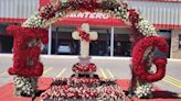 Aparece enorme arreglo floral a nombre del Chapo Guzmán en honor a su hijo asesinado - La Opinión