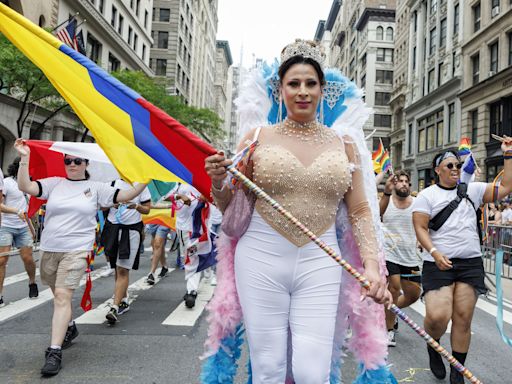 Banderas del arcoíris inundan Nueva York para celebrar multitudinaria marcha del Orgullo