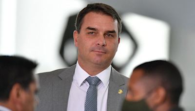 Flávio Bolsonaro paga R$3,4 milhões para quitar mansão comprada no Lago Sul – CartaExpressa – CartaCapital