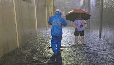 彰化風雨交加！鹿港天后宮廟埕淹水「天公爐泡水中」 水深達膝蓋