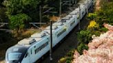 火車與花旗木同框 台攝影師：聯想到阿里山美景