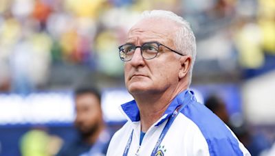 Dorival Júnior y la imagen que avergüenza: DT de Brasil, apartado por sus jugadores antes de la tanda de penales