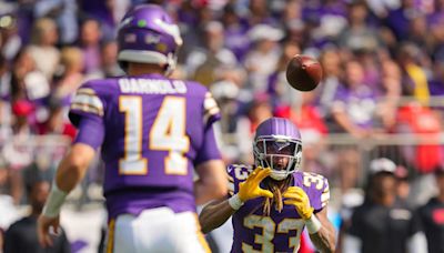 Minnesota Vikings Quarterback Sam Darnold Plays Through Injury, Throws 4 Touchdowns