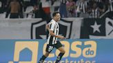 Eduardo e Tiquinho brilham na construção de dois gols e Botafogo vence Bragantino de virada