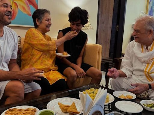 Rare photo of veteran actress Rakhee and Gulzar enjoying Mumbai monsoon with samosas and chai