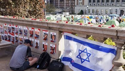 Estudiantes de la Universidad de Columbia colocan banderas de Israel frente a la sentada propalestina