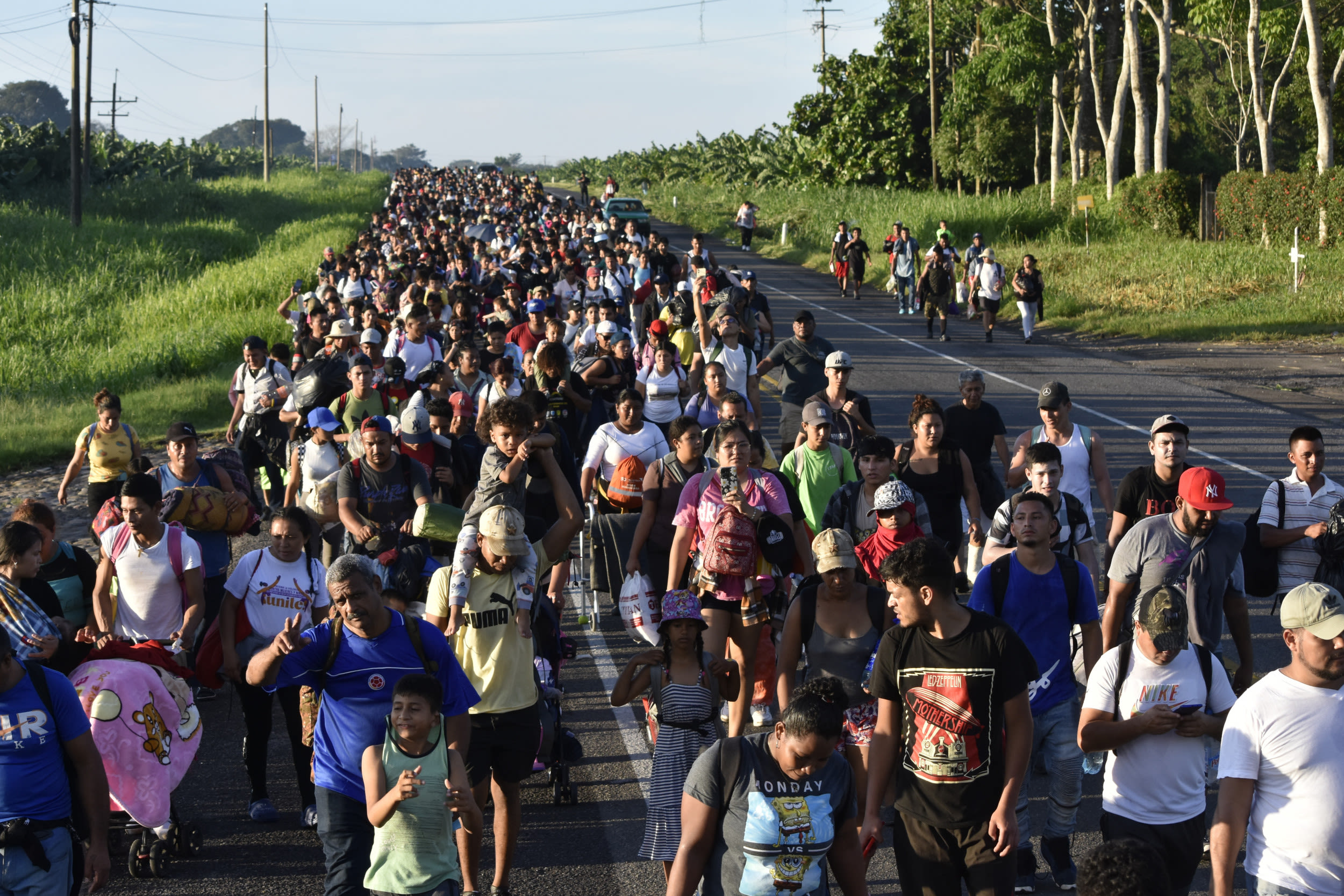 Migrant caravan heads for border, hoping to make it before November