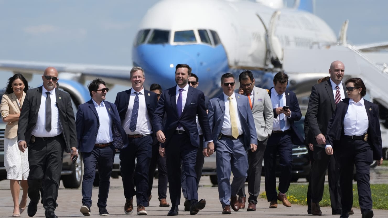 J.D. Vance Awkwardly Retreats After Bizarre Attempt to Storm Harris’ Empty Plane